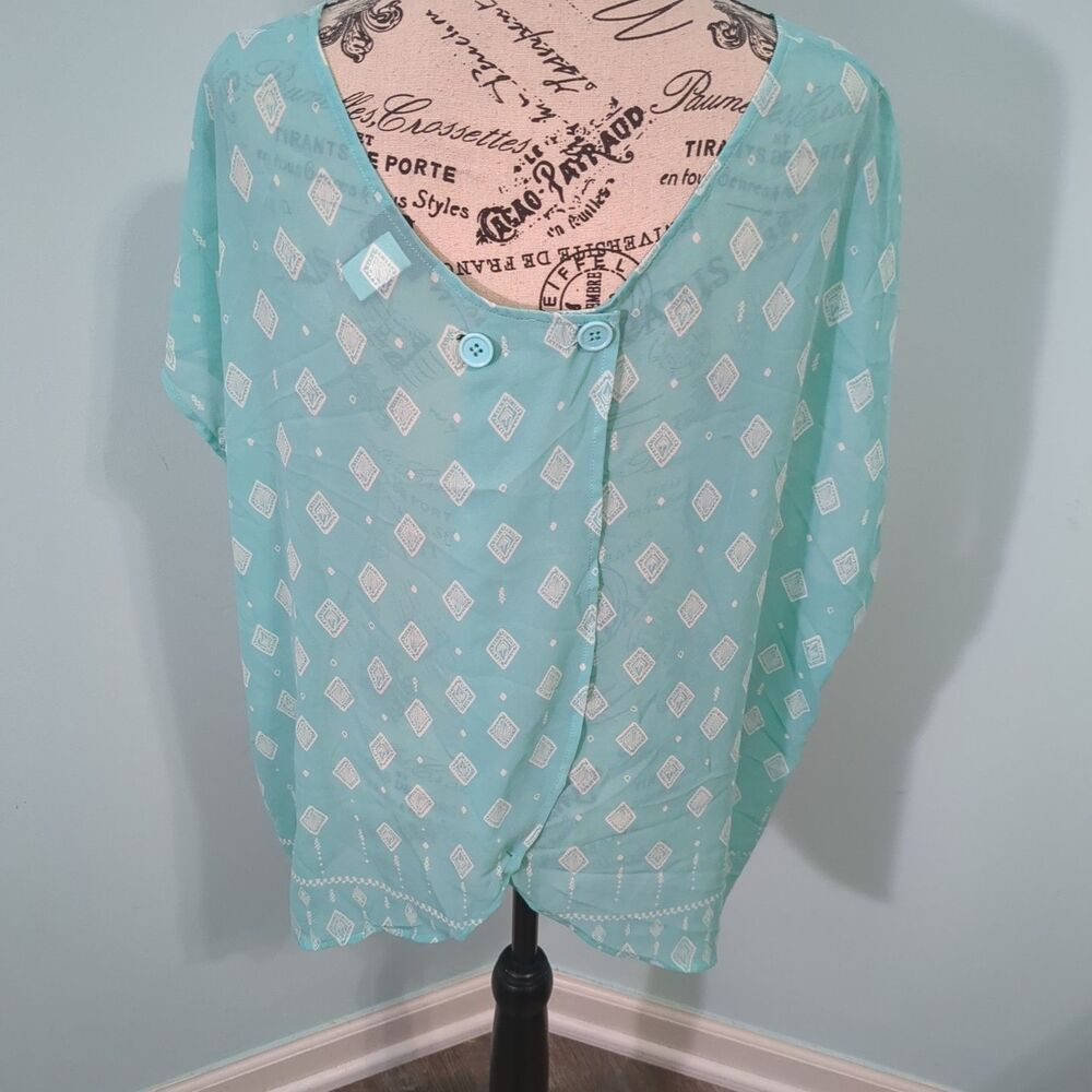 Torrid Turquoise & White Short Sleeved Top Size 2 butterfly open back blouse